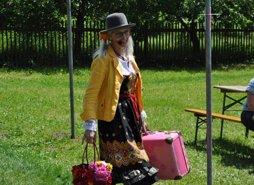 Biggi Hopp Erzähltheater kommt mit ihren Koffern in den Garten