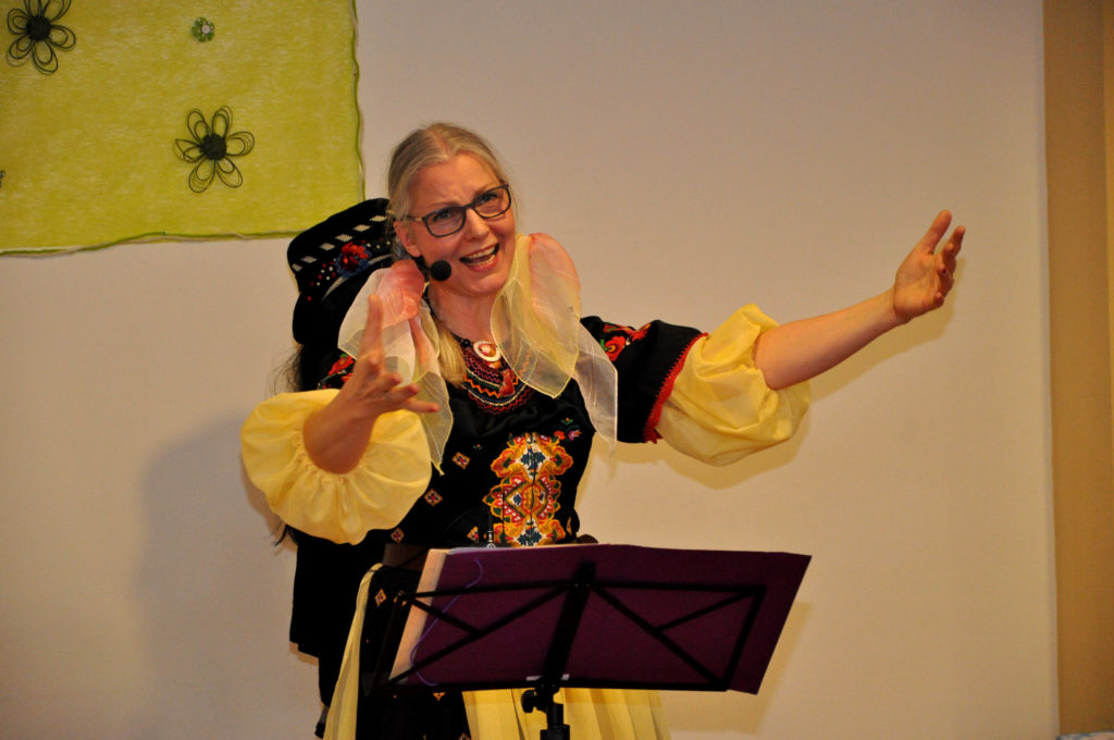 Biggi Hop Erzähltheater singt im Seniorenheim