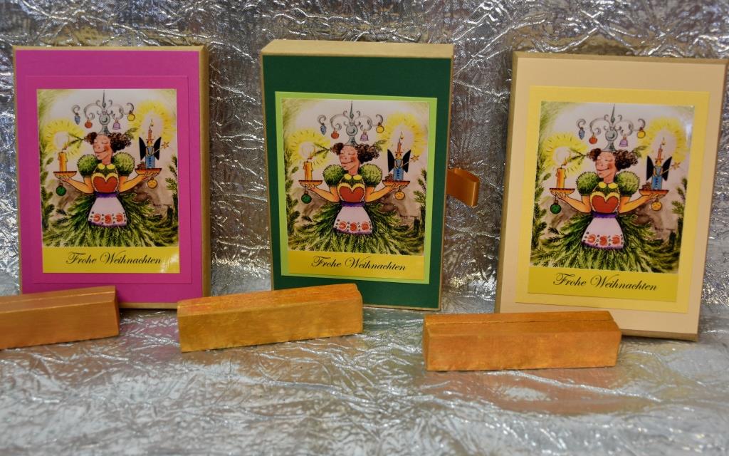 Biggis Adventskalender drei Varianten mit kleinem Holzstände für die einzelnen Kartenr