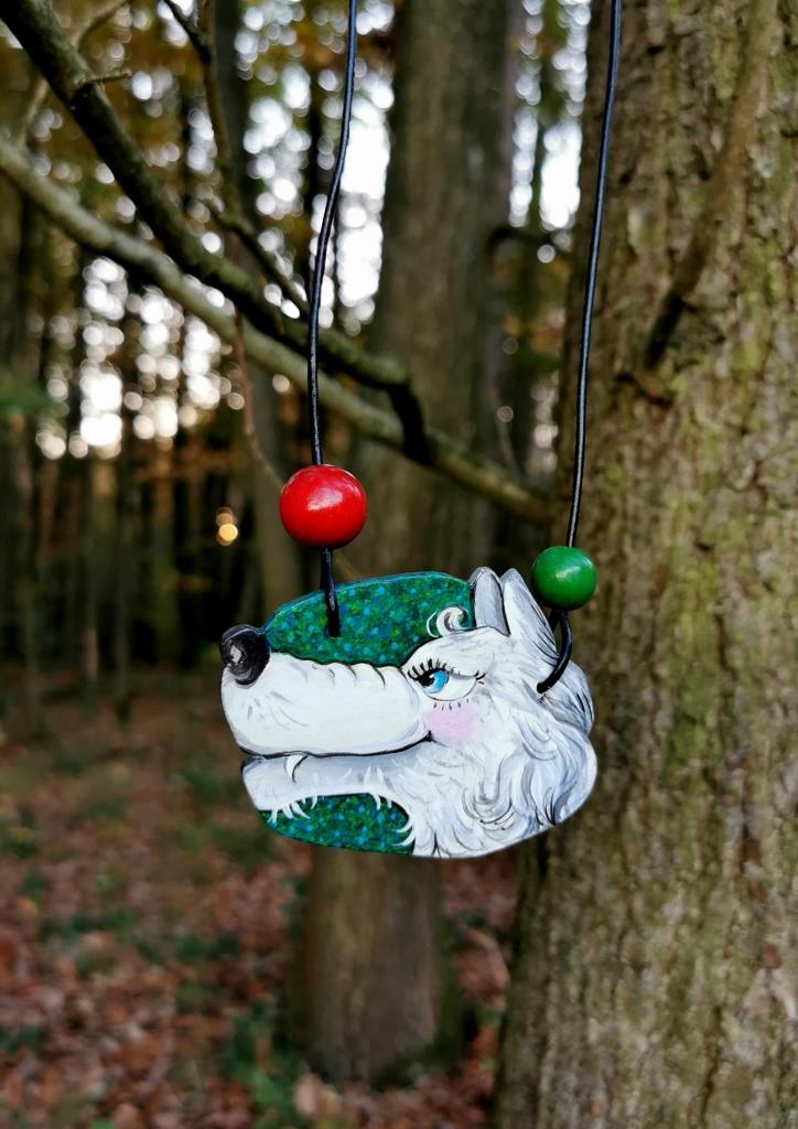 Biggi's Kette Wolf hängend im Wald am Baum
