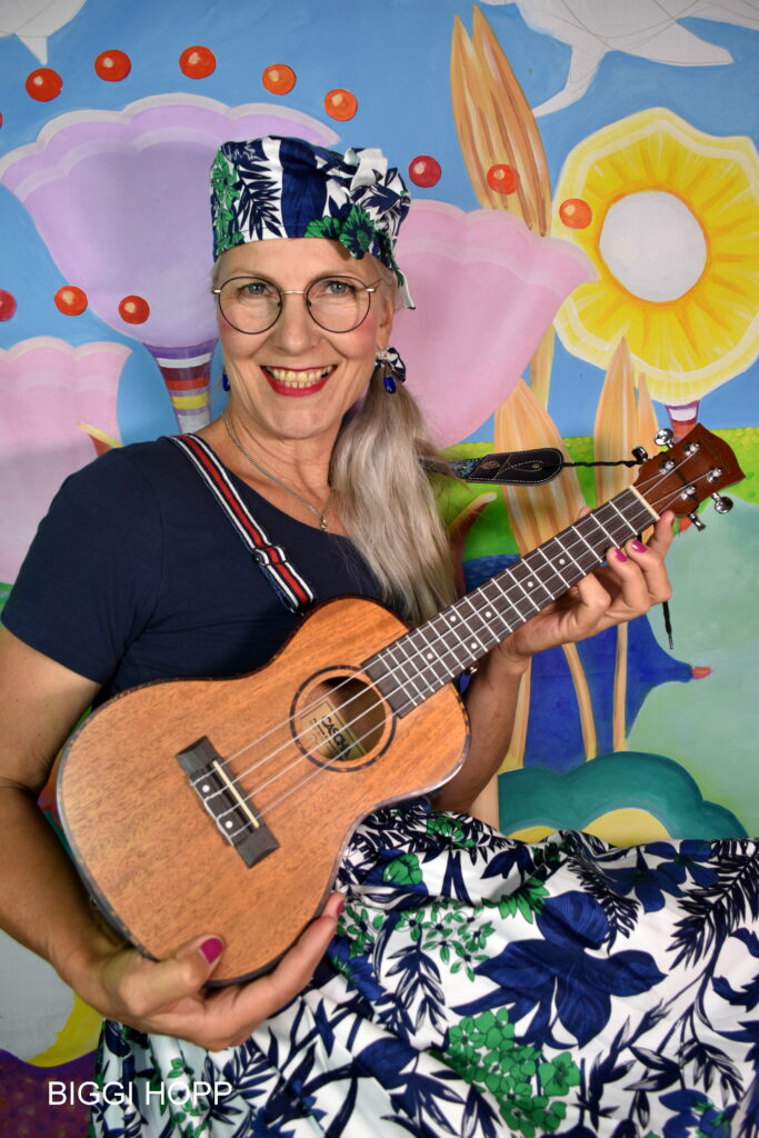 Biggi mit Ukulele
