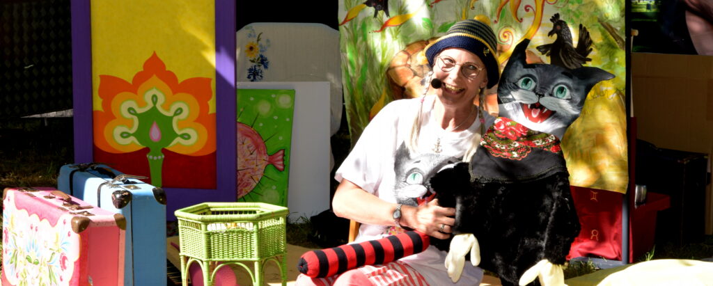 Biggi Hopp mit Katze beim Erzähltheater