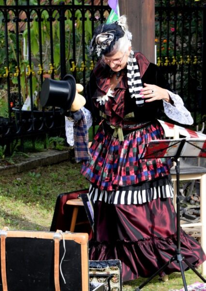 Biggi Hopp als Lady Bi spielt mit einer Figur