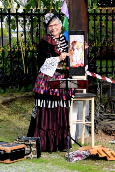 Biggi Hopp als Lady Bi  erzählt mit Bildern Gechichten