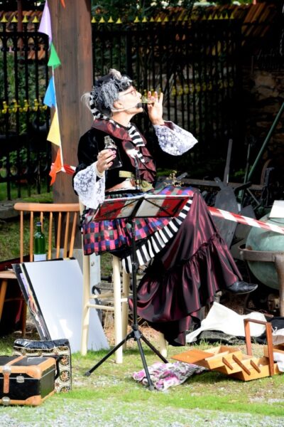 biggi Hopp als Lady bi erzählt und spielt