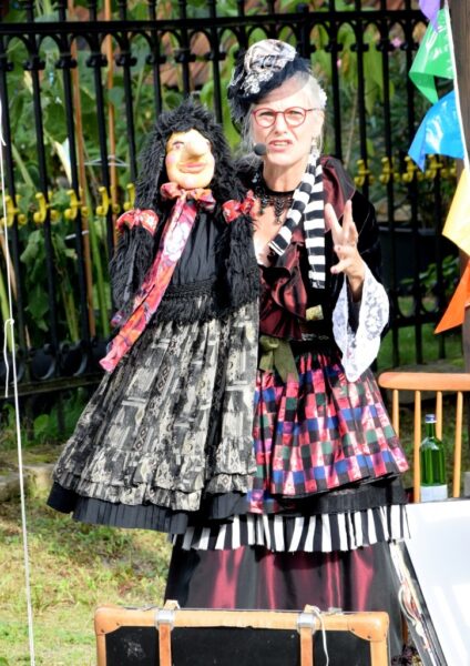 Biggi Hopp als Lady Bi mit Puppe