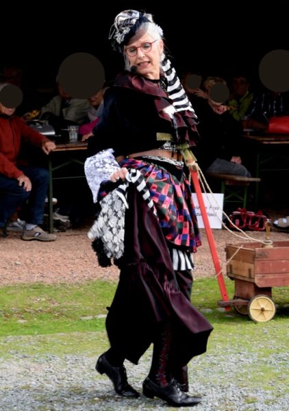 Bigi Hopp als Lady Bi tanzt