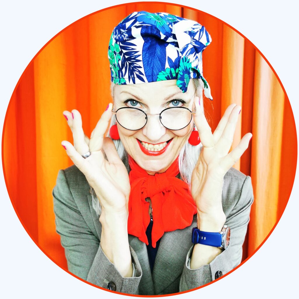 Miss Biggi Erzähltheater mit Brille und blauem hut