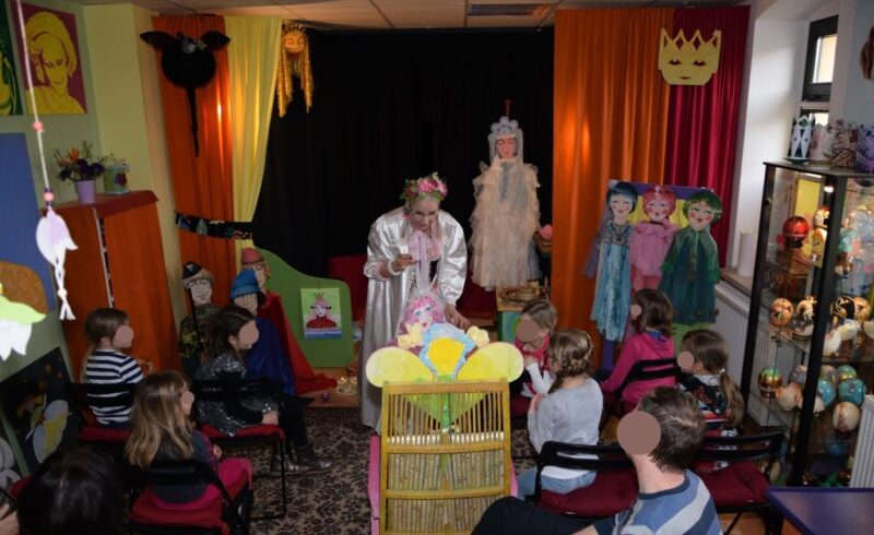 Kinder schauen staunend zu zum Kindergeburtstag im Erzähltheater