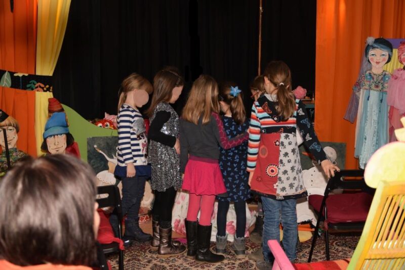 Kinder feiern Kindergeburtstag im Erzähltheater