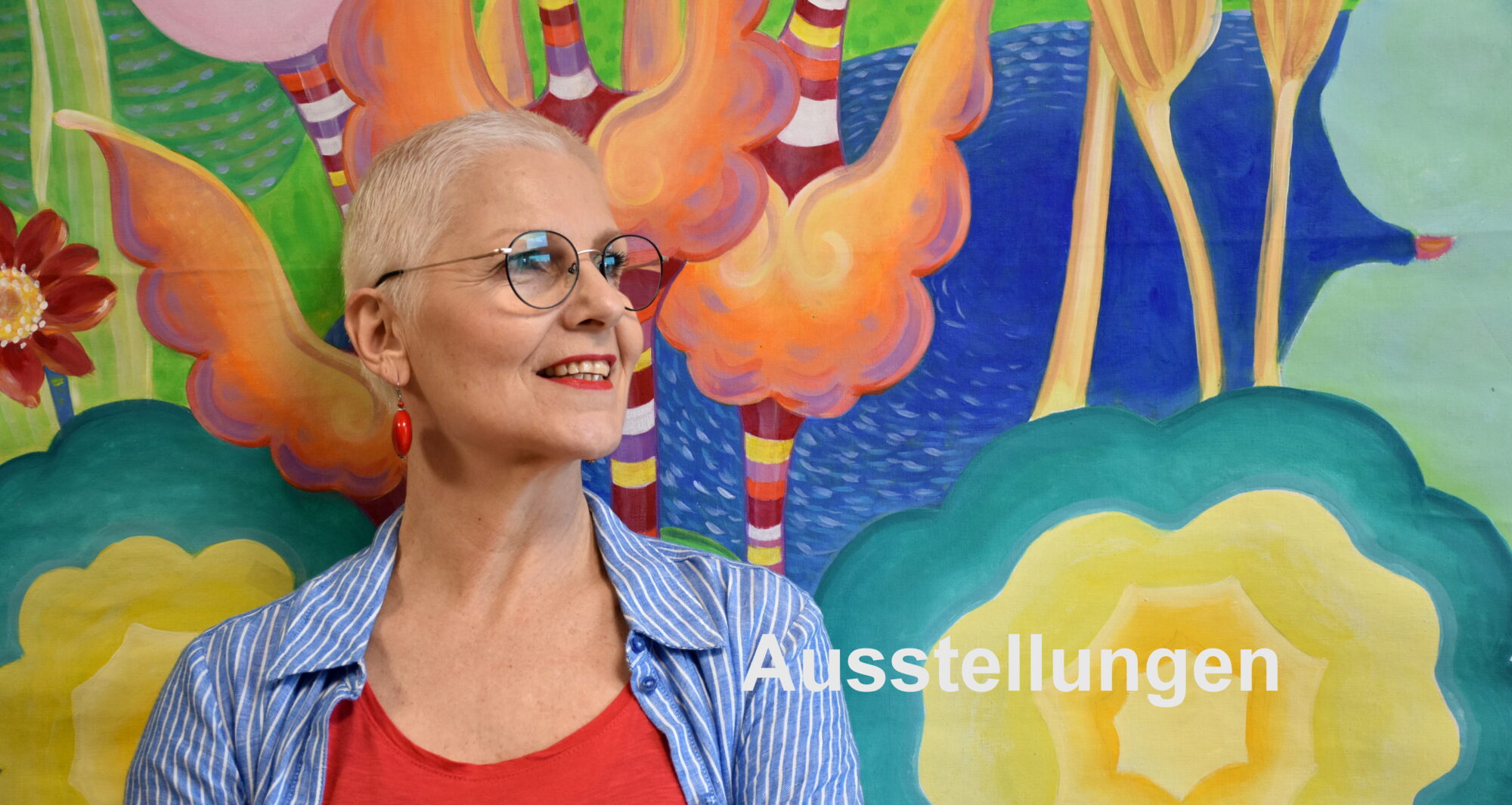 Biggi Hopp vor buntem Gemälde