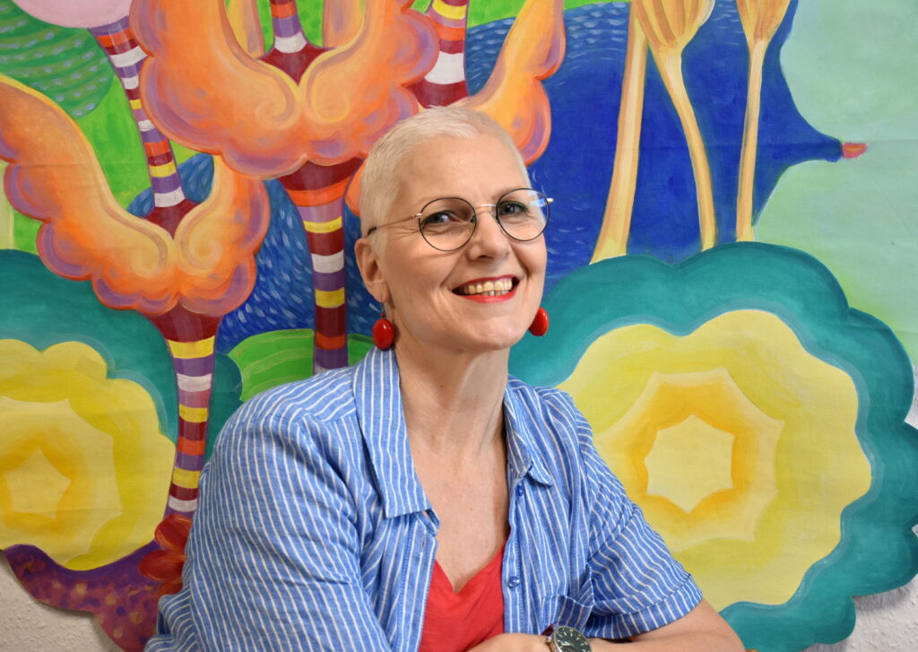 Biggi Hopp vor buntem Gemälde