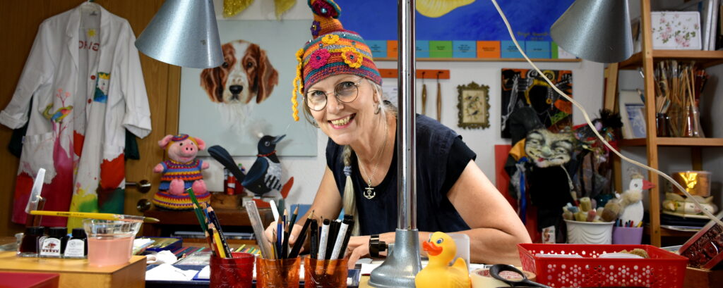 Biggi Hopp Künstlerin am Ateliertisch