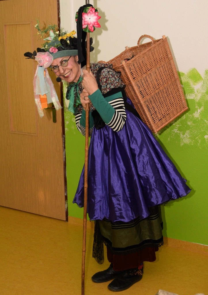 Hexe Biggi mit Huckelkorb