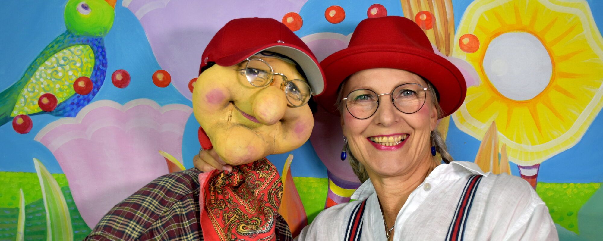 Künstlerin Biggi mit Figur Werner