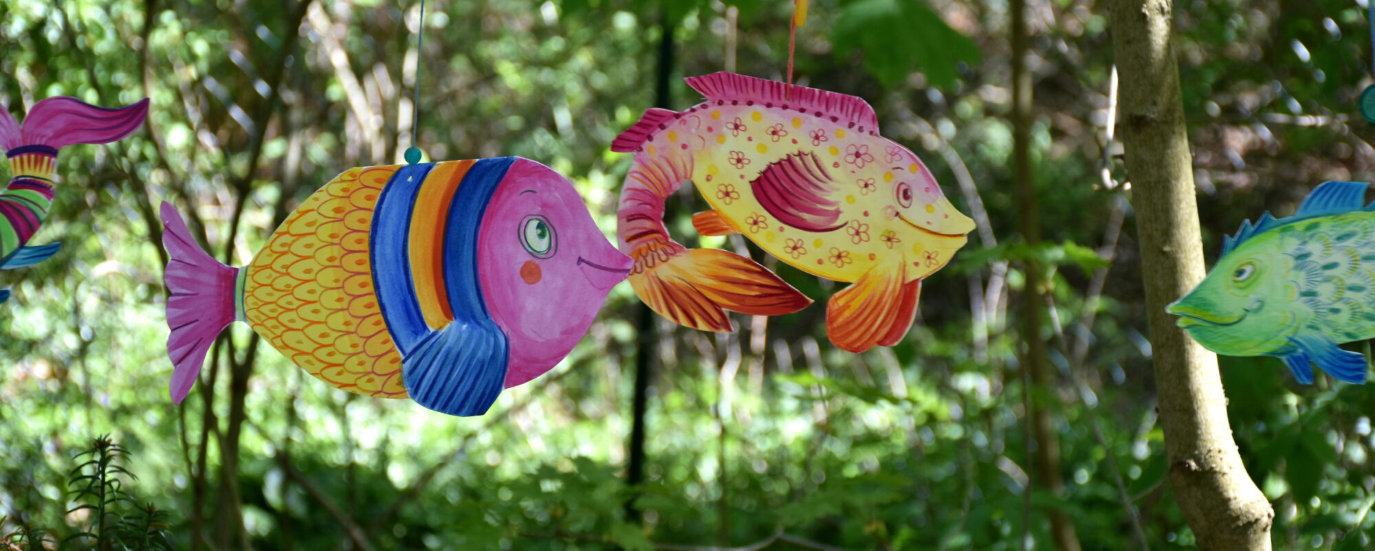 Bunte tanzende fische im Wald
