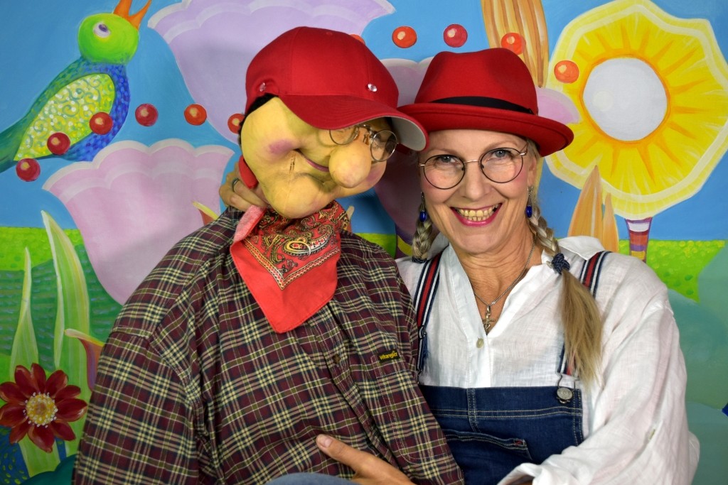 Künstlerin Biggi mit Werner und rotewn Hut