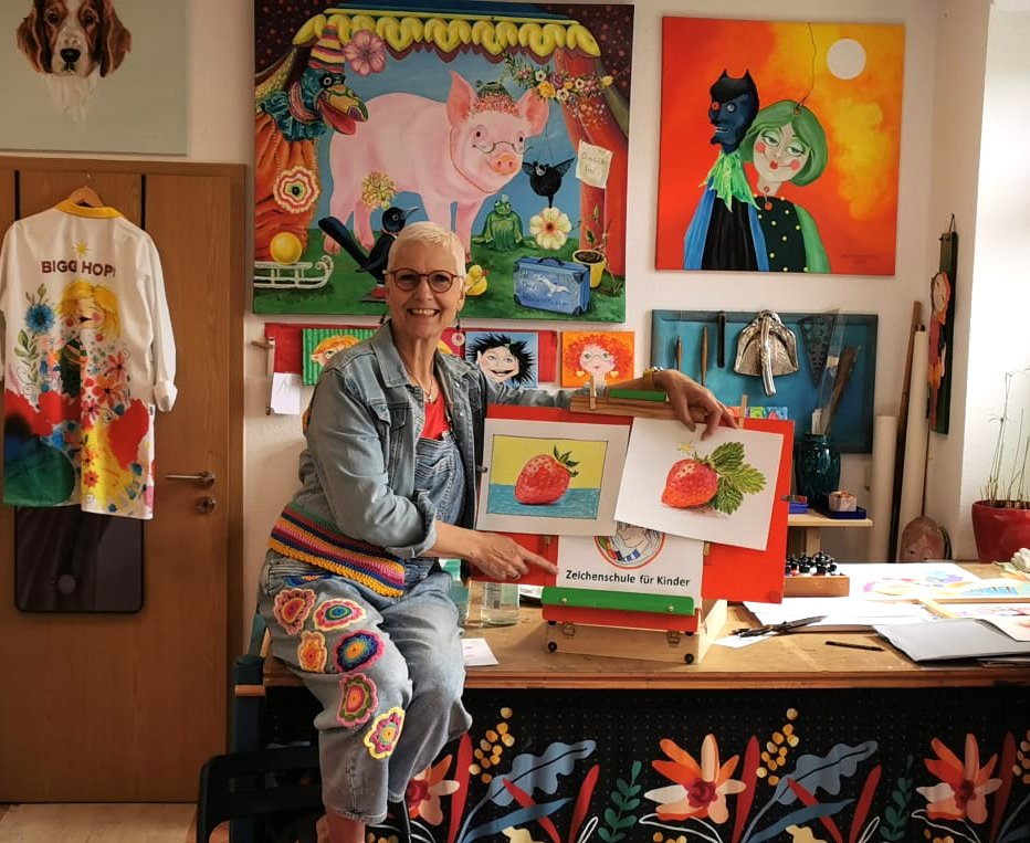 Künstlerin Biggi Hopp im Atelier Insel der Lebensfreude in St. Egidien