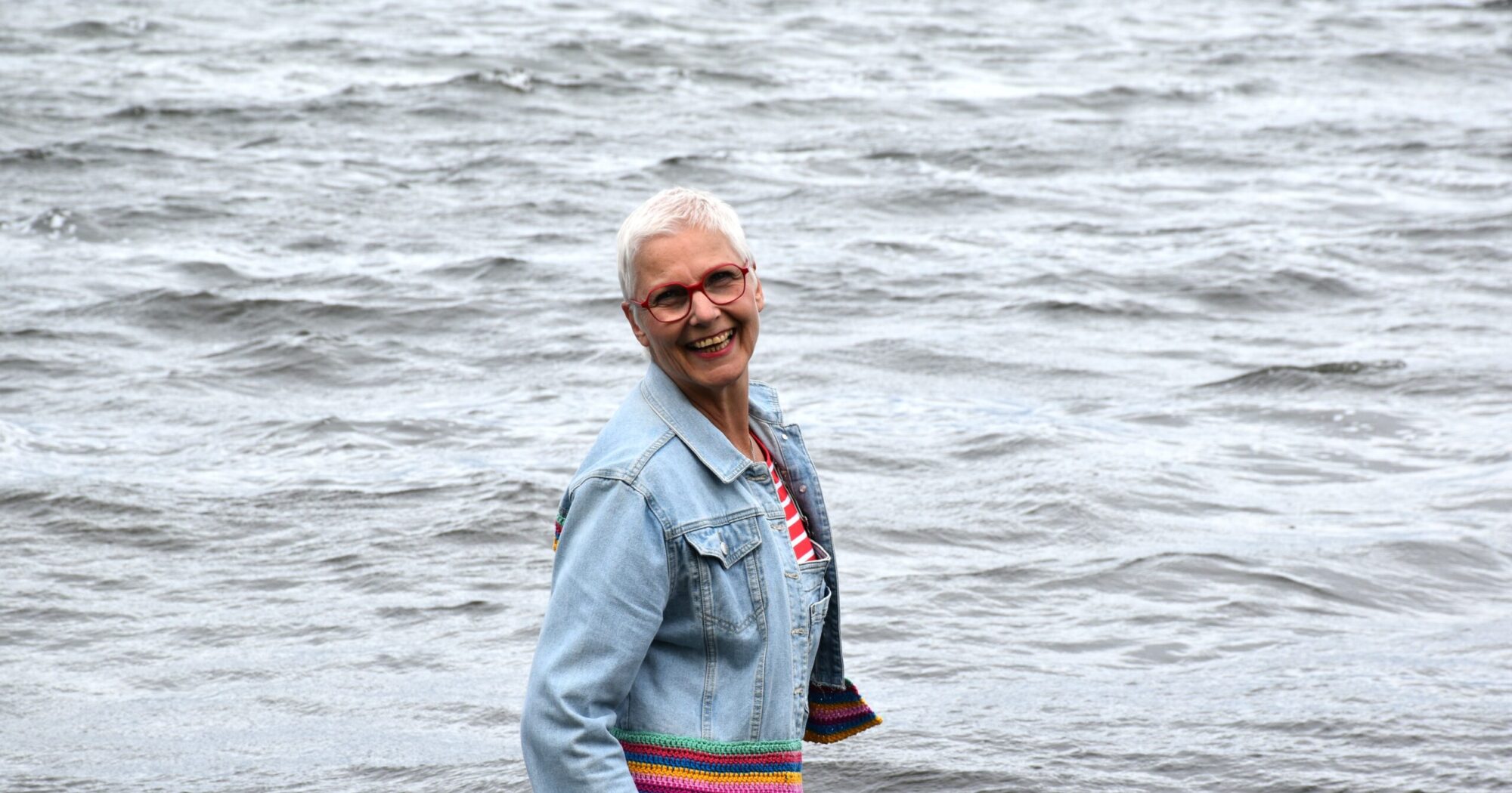 Glückliche Künstlerseele Biggi Hopp in der Heimat an der Ostsee denkt über zwinkernde Möwen nach